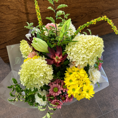 Country selection - Lovely country flower mix delivered in water